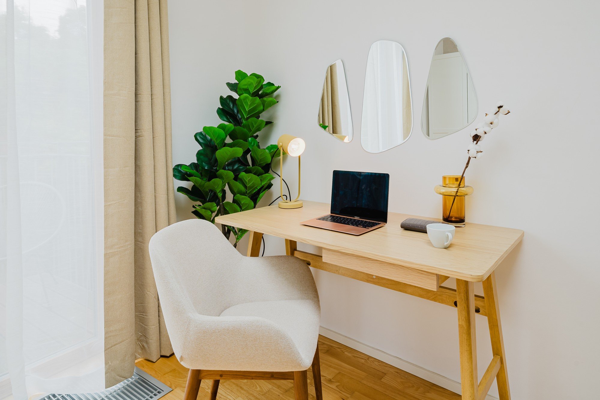 Veća spavaća soba također ima radni prostor.