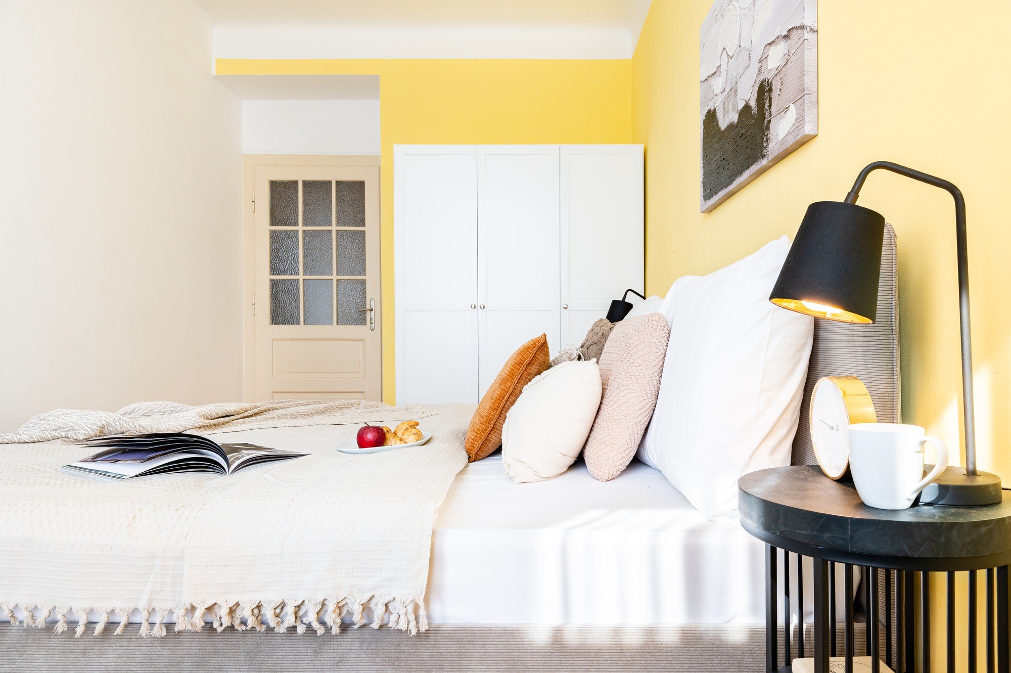 Prostor je svjež, optimističan i skladan, s toplim žutim akcentima, slojevitim tekstilom i detaljima koji spavaću sobu čine ugodnim, a opet modernim mjestom za opuštanje.