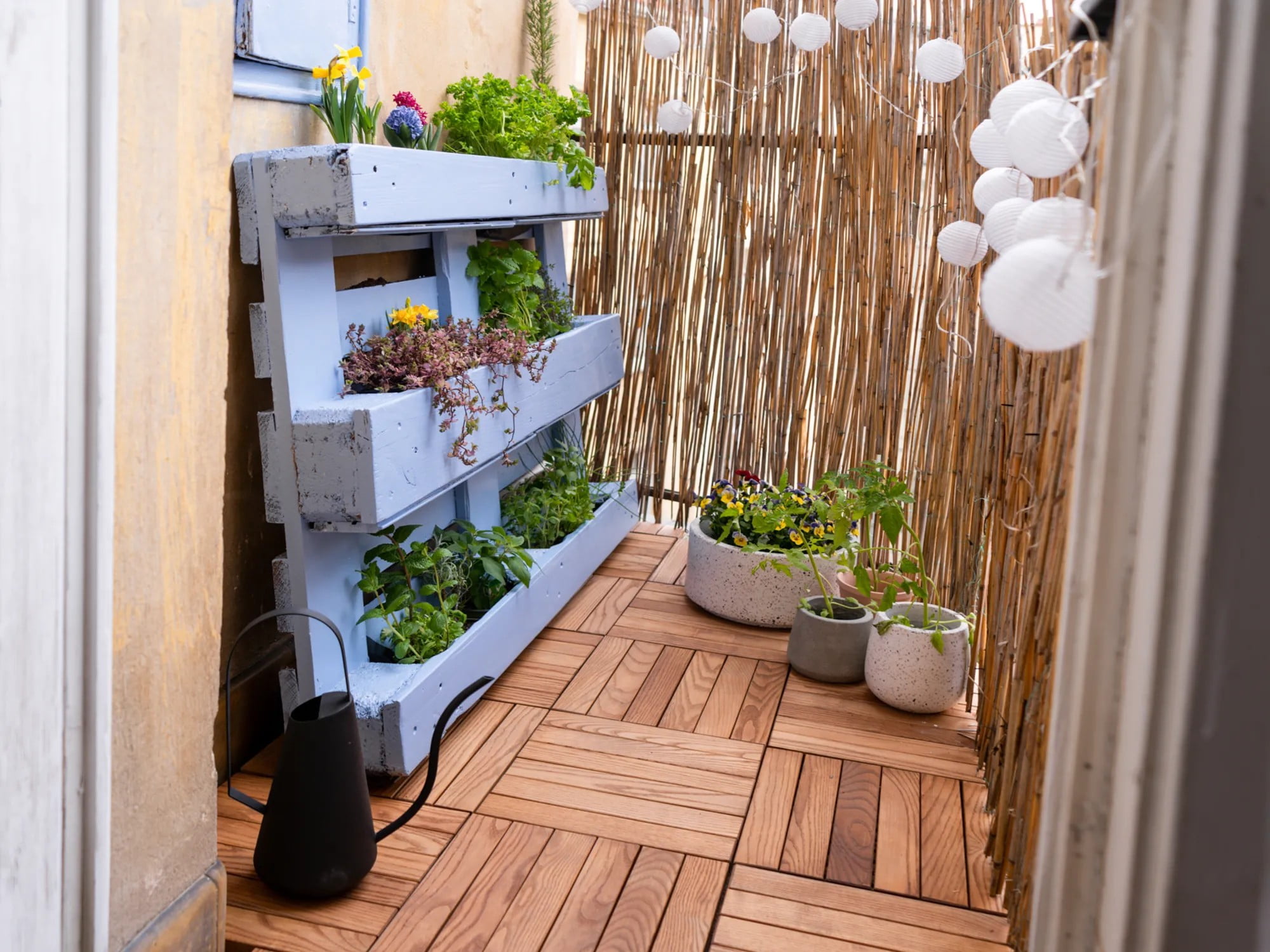 Uzgajate li začinsko bilje na balkonu, možete za njega napraviti praktičan stalak za palete kako biste uštedjeli dragocjeni prostor.
