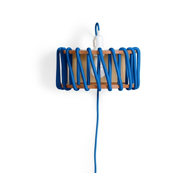 Plava zidna svjetiljka s drvenom strukturom EMKO Macaron, širina 30 cm